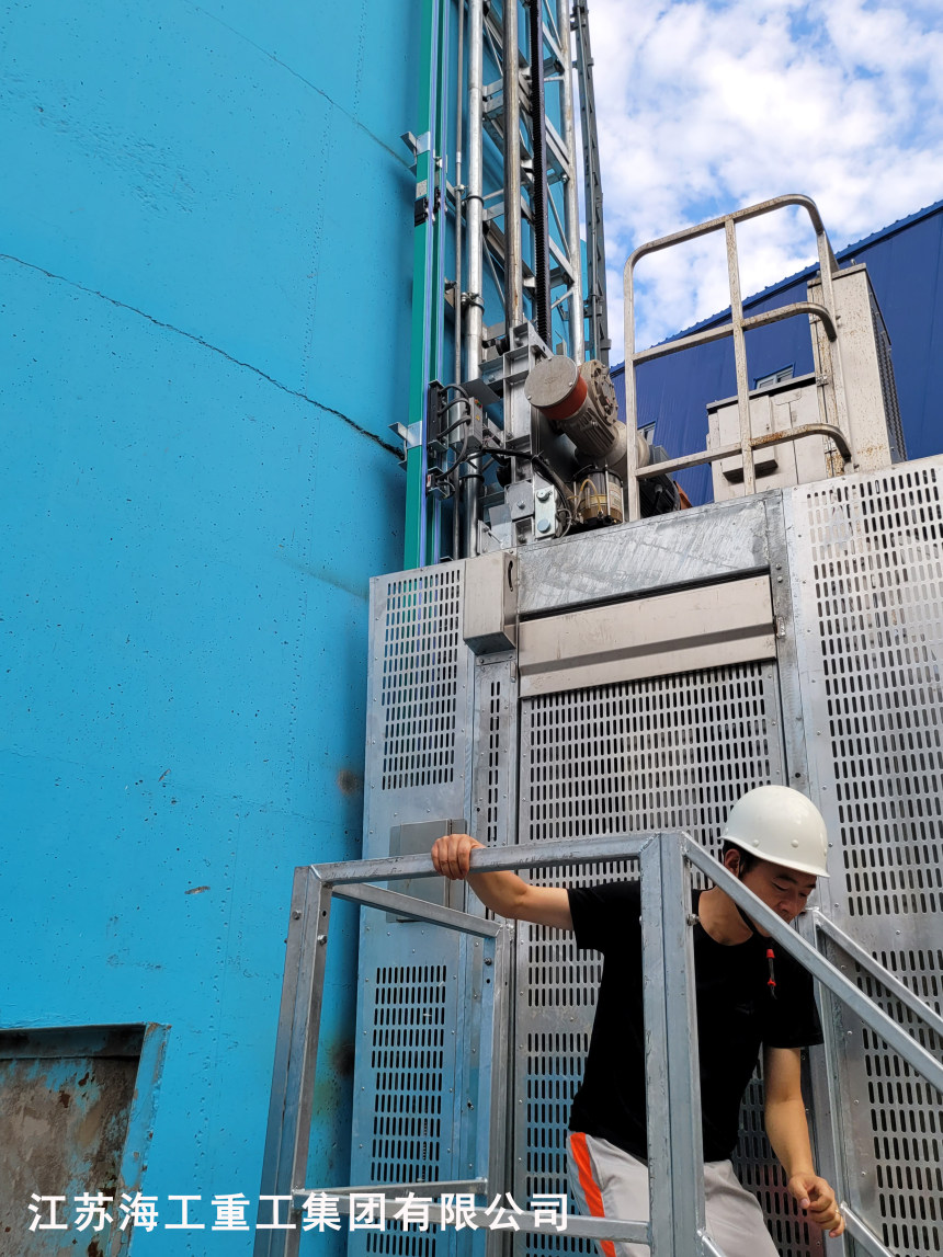 灵山脱硫塔专用电梯制造生产-吸收塔专用钢爬梯拓宽改造2m