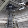 赣榆脱硫塔专用电梯制造生产-吸收塔专用钢爬梯拓宽改造2m