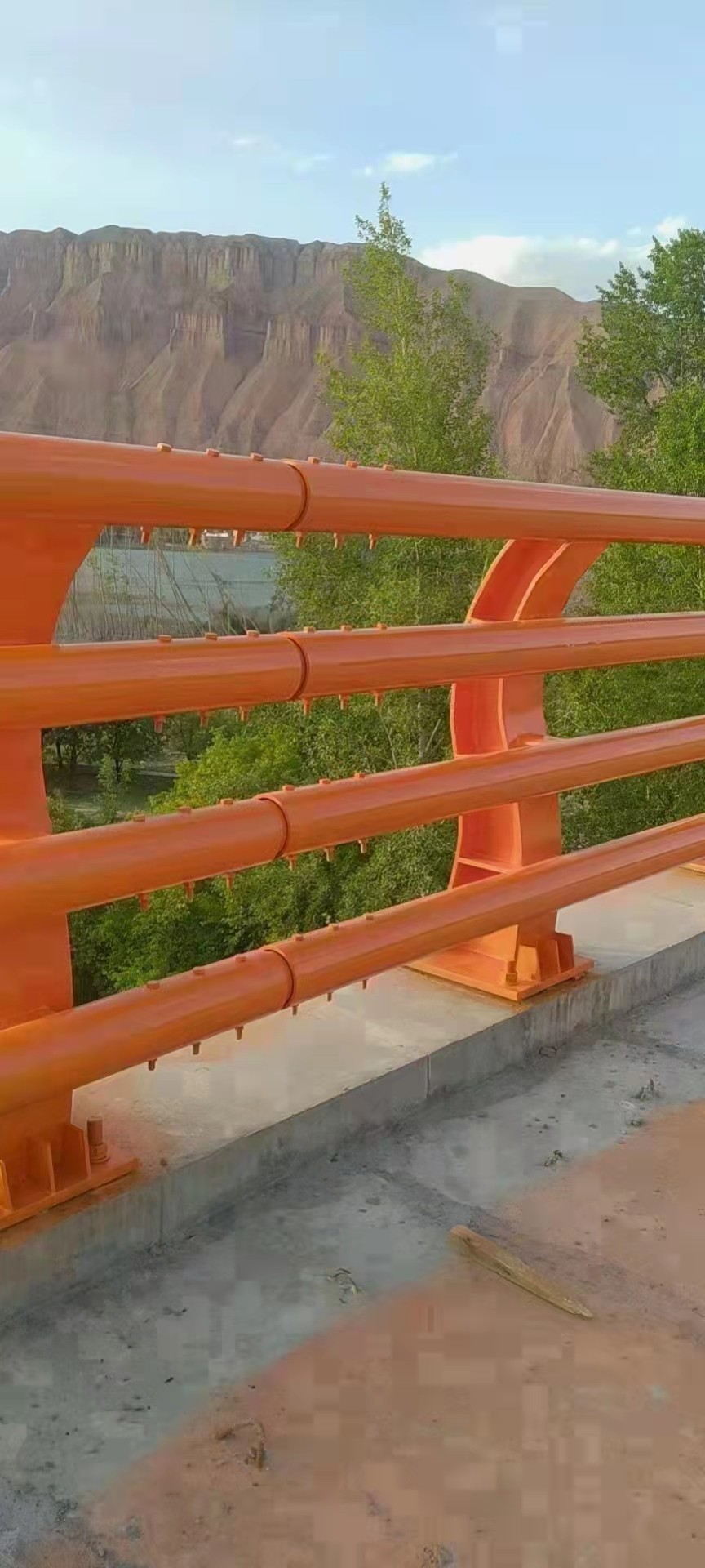 梁护栏和不锈钢碳素复关管护栏的分辩铝关金桥梁的分别之处铝关金桥(图2)